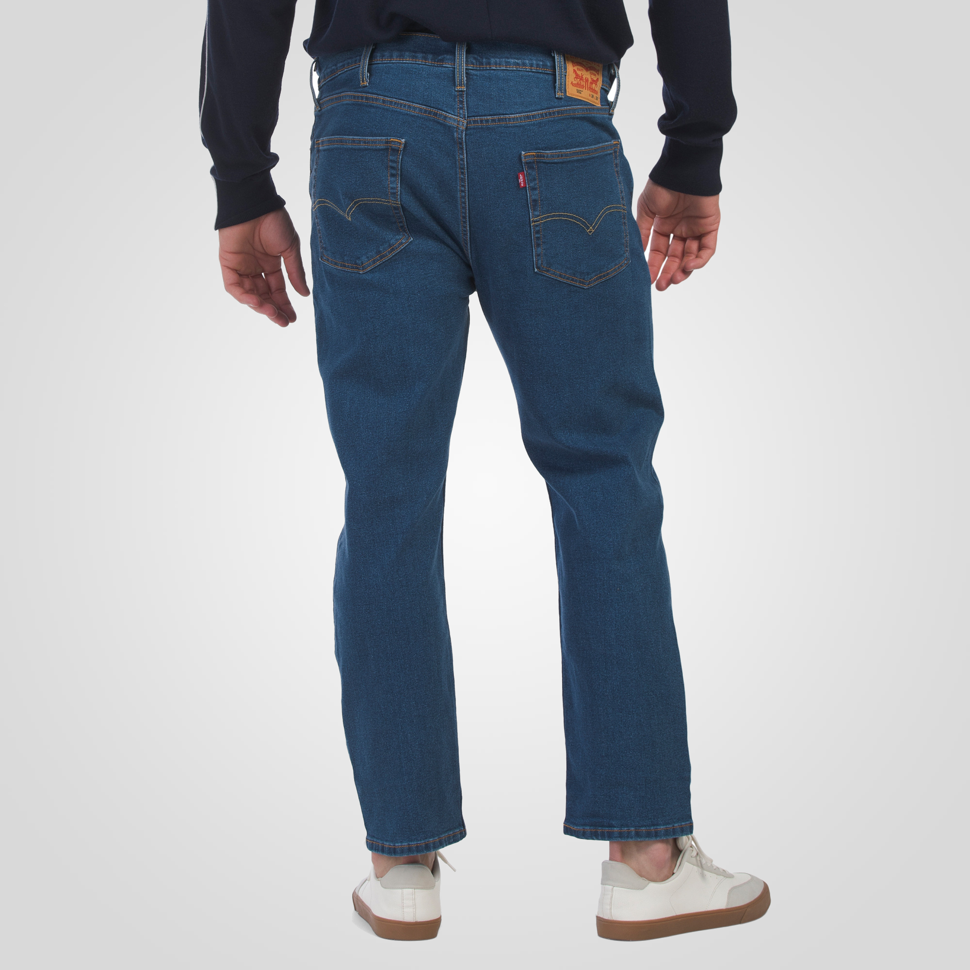 Оригінальні чоловічі джинси Levi’s 502 Taper Fit у кольорі Indigo, вид ззаду