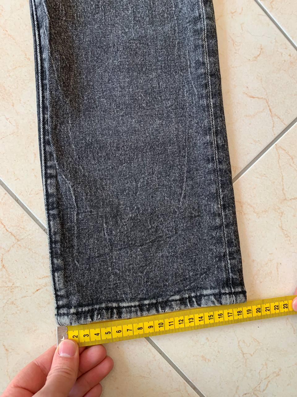 Вимірювання ширини штанини внизу джинсів Levi’s