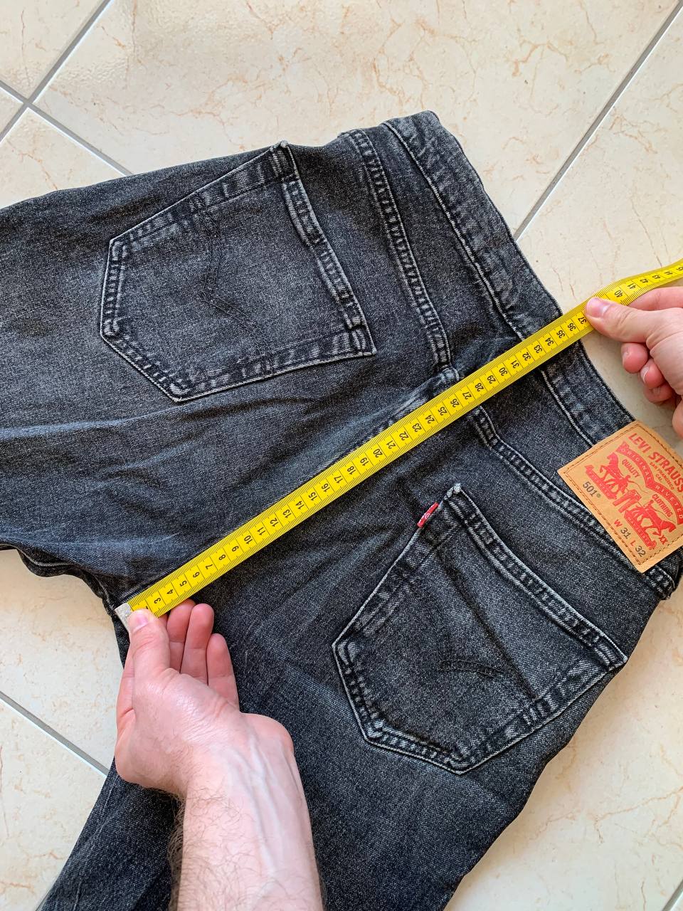 Вимірювання задньої посадки джинсів Levi’s