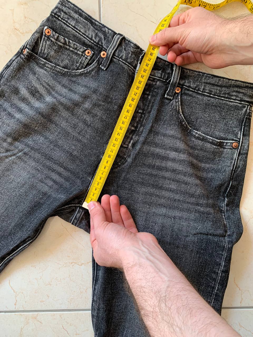 Вимірювання передньої посадки джинсів Levi’s
