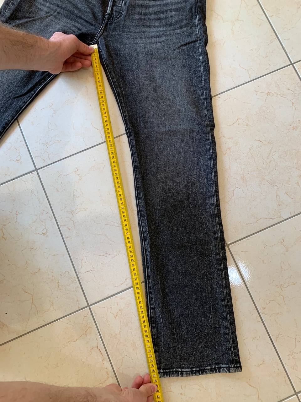 Вимірювання довжини штанини по внутрішньому шву джинсів Levi’s