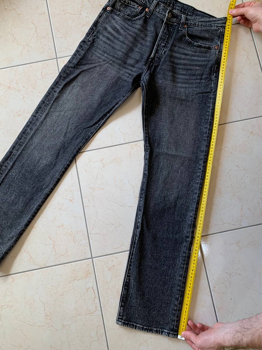 Вимірювання довжини штанини по зовнішньому шву джинсів Levi’s