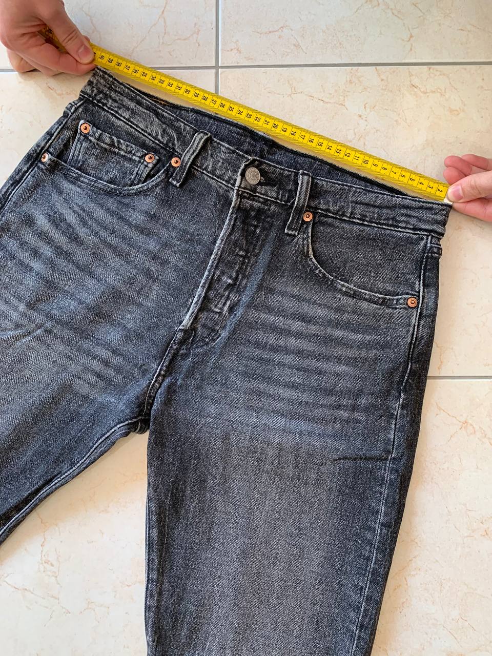 Вимірювання напівпоясу джинсів Levi’s